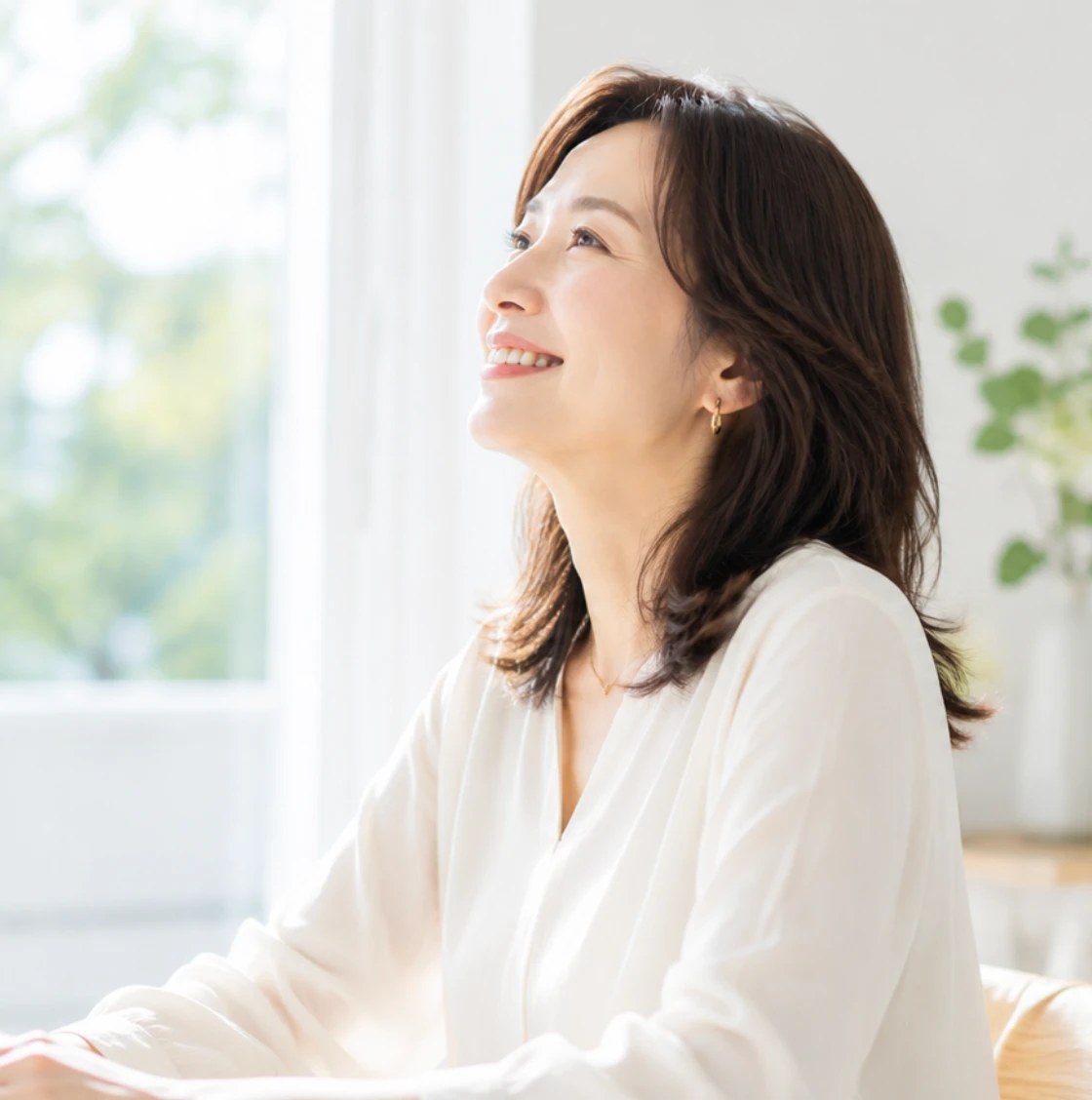 窓辺で微笑む女性